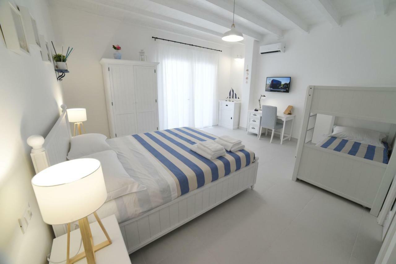 Latino Rent Room B&B Vista Mare ポルト・チェザーレオ エクステリア 写真