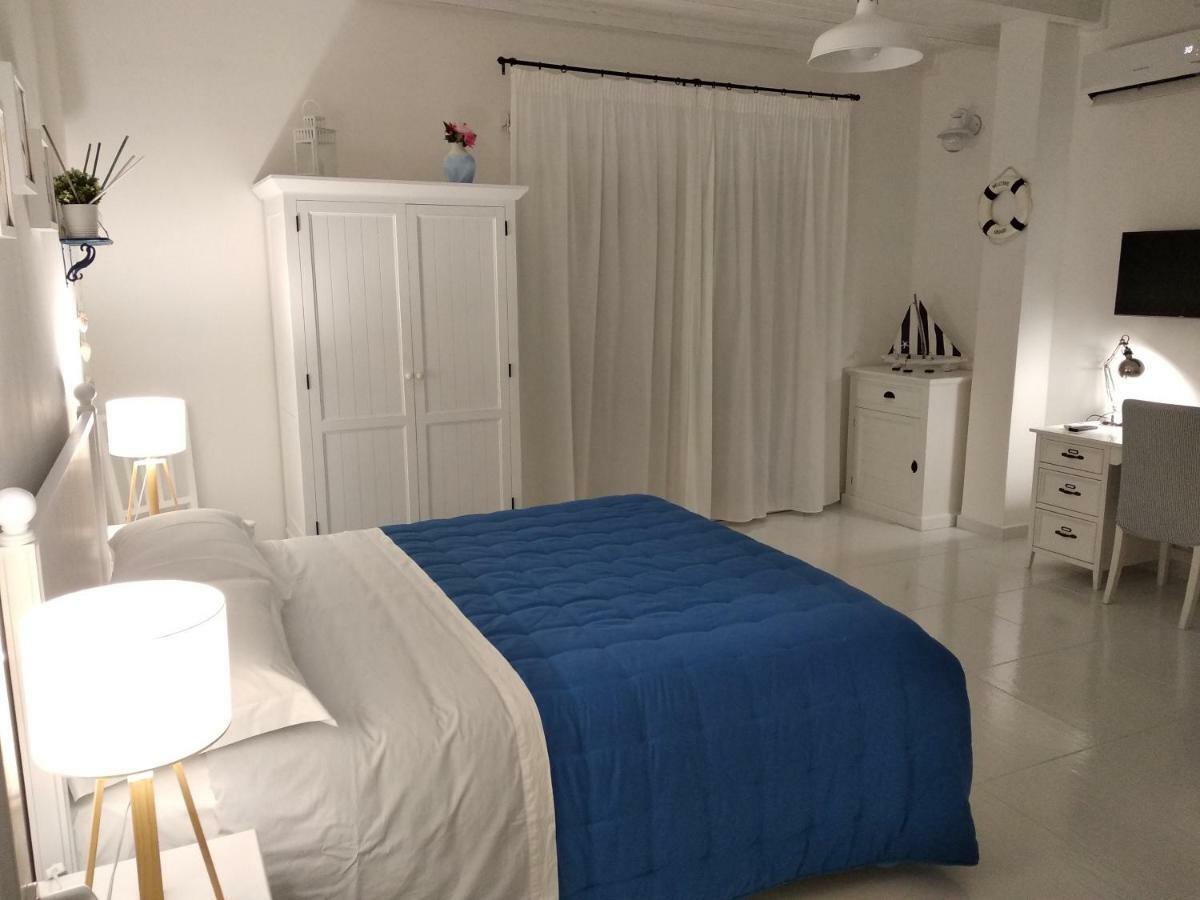 Latino Rent Room B&B Vista Mare ポルト・チェザーレオ エクステリア 写真